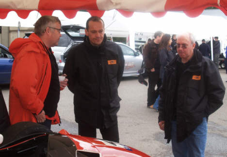 Den franske racerfabrik: Mygale har intenst fulgt danskernes rookie-sæson. Fabriks-ejer: Bertrand Decoster (i midten) og chefingeniør: Alain James (t.h.) diskuterer 2007-sæsonen med teamchef: Gert Vestergaard.